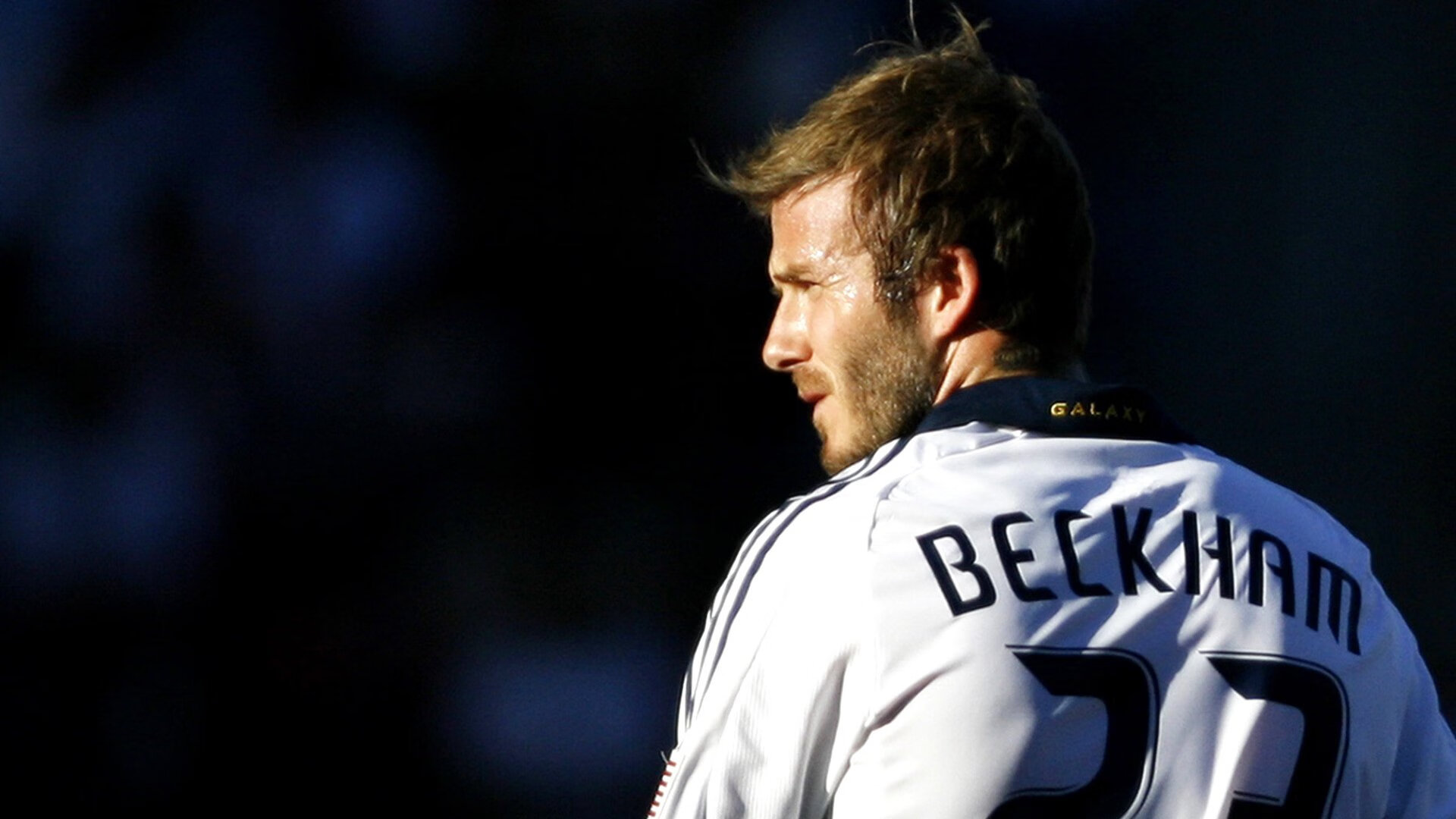 冠军球队球员参与社区环保活动树立良好形象,社区足球队